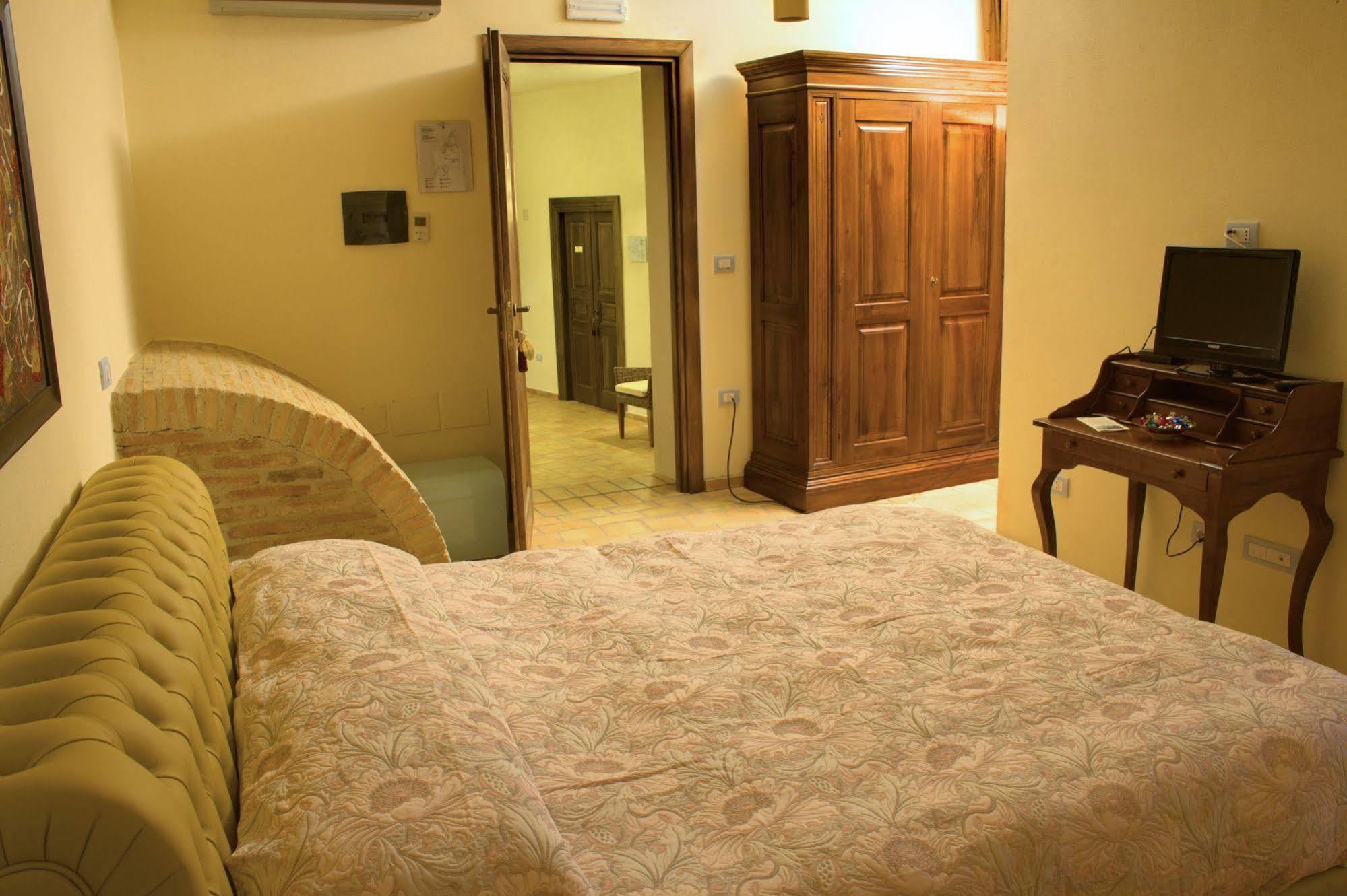Relais Hotel Palazzo Castriota คอริเลียโน กาลาโบร ภายนอก รูปภาพ