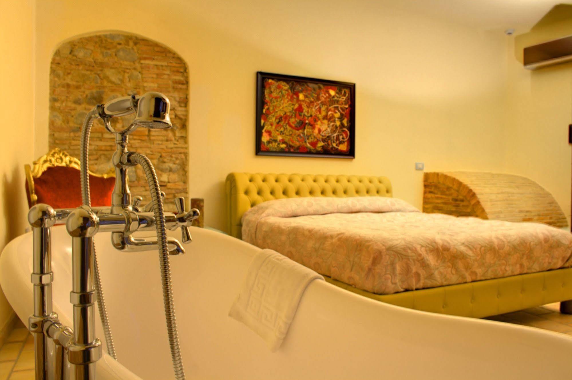 Relais Hotel Palazzo Castriota คอริเลียโน กาลาโบร ภายนอก รูปภาพ
