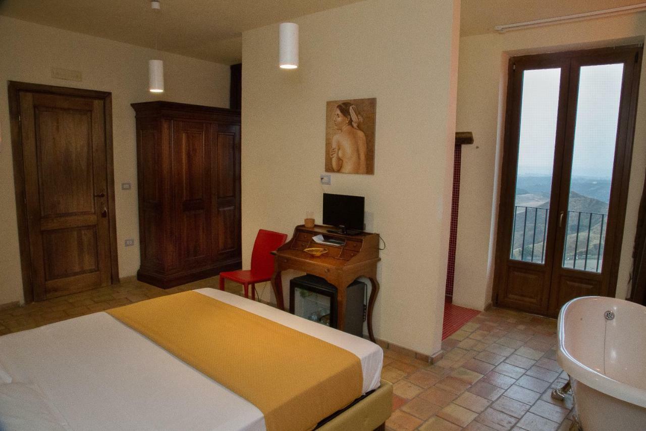 Relais Hotel Palazzo Castriota คอริเลียโน กาลาโบร ภายนอก รูปภาพ